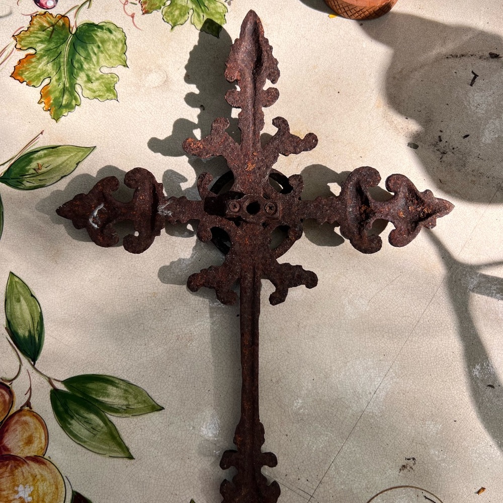 Beautiful Rustic Iron Cross Decor Rusty Had it hanging in garden - Picture 6 of 10